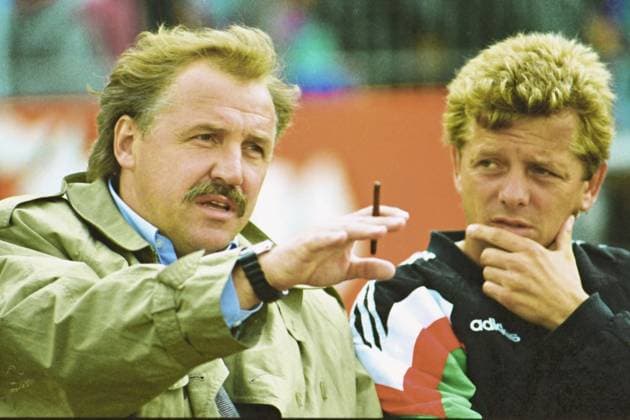 RECORD DATE NOT STATED aus Freundschaftsspiel VfL Wolfsburg .- Bayer Leverkusen am 25.07.1993. Im Foto: Li. Bayer Leverkusen Trainer Dragoslav Stepanovic und Co.- Trainer Peter Hermann *** from friendly match VfL Wolfsburg Bayer Leverkusen on 25 07 1993 In photo Li Bayer Leverkusen coach Dragoslav Stepanovic and co coach Peter Hermann