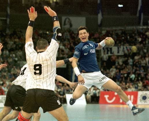 Handball EHF - Pokal VFL Gummersbach - Dunaferr SE (Ungarn) 30:21 Kyung - Shin YOON (GM) uebermaechtig fuer Kemeny (4) und Rosta (9). *** Handball EHF Cup VFL Gummersbach Dunaferr SE Hungary 30 21 Kyung Shin YOON GM overpowered for Kemeny 4 and Rosta 9 HM