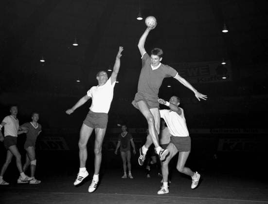 Deutsche Hallenhandball-Meisterschaften in Dortmund 25.03.1967: VFL Gummersbach Deutscher Meister nach Sieg im Finale über den TV Hochdorf (23:7). Hans Gerd Bölter (Gummersbach) im Anflug. *** German Indoor Handball Championships in Dortmund 25 03 1967 VFL Gummersbach German Champion after victory in the final over TV Hochdorf 23 7 Hans Gerd Bölter Gummersbach on the move HM