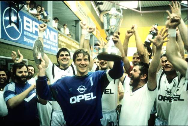 2. DHB Finale VFL Gummersbach - TV Grosswallstadt 25.05.1989 Torwart Siegfried Sigi Roch mit Pokal dahinter Uli Roth (Gwst.) *** 2 DHB Final VFL Gummersbach TV Grosswallstadt 25 05 1989 Goalkeeper Siegfried Sigi Roch with cup behind Uli Roth Gwst HM
