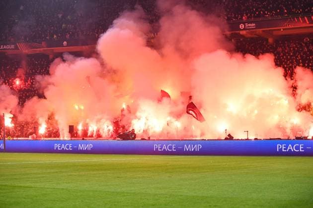 Fussball, Herren, Saison 2022 2023, Europa League (Play-Offs zum Achtelfinale, Hinspiel), Ajax Amsterdam - 1. FC Union Berlin, Die Fans von Ajax Amsterdam zuenden Bengalos, Pyro, Pyrotechnik, Leuchtkoerper, Rauchbomben , 16.02. 2023, Copyright: xMatthiasxKochx