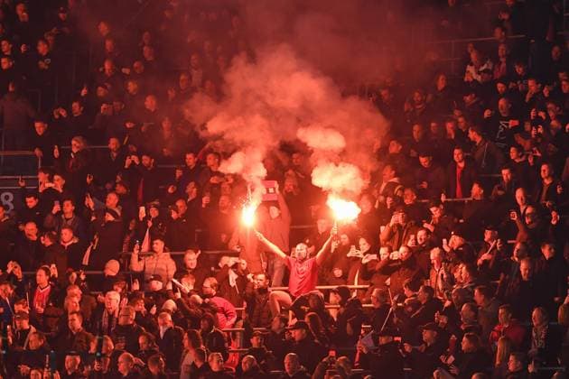 Fussball, Herren, Saison 2022 2023, Europa League (Play-Offs zum Achtelfinale, Hinspiel), Ajax Amsterdam - 1. FC Union Berlin, Die Fans von Ajax Amsterdam zuenden Bengalos, Pyro, Pyrotechnik, Leuchtkoerper, Rauchbomben , 16.02. 2023, Copyright: xMatthiasxKochx