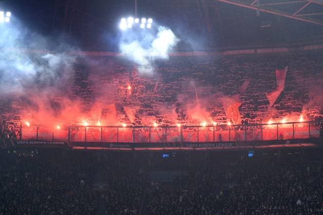 Fußball Europa League K.-o.-Runde-Play-off Ajax Amsterdam - 1. FC Union Berlin am 16.02.2023 in der Johan Cruijff ArenA in Amsterdam Fans 1. FC Union Berlin zünden Bengalos Pyro Pyrotechnik Leuchtkörper Rauchbomben im Fanblock