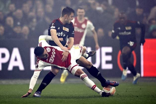 AMSTERDAM - (l-r) Dusan Tadic of Ajax, Robin Knoche of 1. FC Union Berlin during the UEFA Europa league play-off match between Ajax Amsterdam and FC Union Berlin at the Johan Cruijff ArenA on February 16, 2023 in Amsterdam, Netherlands. ANP MAURICE VAN STONE AFC Ajax Amsterdam v 1. FC Union Berlin: Knockout Round Play-Off Leg One - UEFA Europa League 2022 2023 xVIxANPxSportx xxANPxIVx 462932120 originalFilename: 462932120.jpg