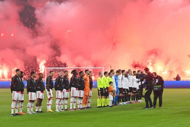 Fussball, Herren, Saison 2022 2023, Europa League (Play-Offs zum Achtelfinale, Hinspiel), Ajax Amsterdam - 1. FC Union Berlin, Spieler von Ajax Amsterdam und 1. FC Union Berlin - im Hintergrund die Fans von Ajax Amsterdam zuenden Bengalos, Pyro, Pyrotechnik, Leuchtkoerper, Rauchbomben , 16.02. 2023, Copyright: xMatthiasxKochx