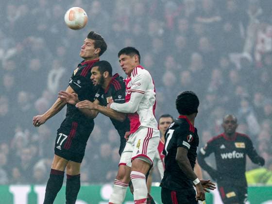Kevin Behrens (FC Union Berlin, 17) im Zweikampf gegen Edson Alvarez (Ajax Amsterdam, 04), NL, Ajax Amsterdam vs FC Union Berlin, UEFA Europa League Play-Offs, Hinspiel, Spielzeit 2022 2023, 16.02.2023, NL, Ajax Amsterdam vs FC Union Berlin, UEFA Europa League Play-Offs, Hinspiel, Spielzeit 2022 2023, 16.02.2023, Foto: Eibner-Pressefoto Gabriel Boia Amsterdam Copyright: xEibner-Pressefoto GabrielxBoiax EP_EER
