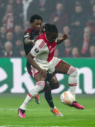 Sheraldo Becker (FC Union Berlin, 27) im Zweikampf gegen Calvin Bassey (Ajax Amsterdam, 03), NL, Ajax Amsterdam vs FC Union Berlin, UEFA Europa League Play-Offs, Hinspiel, Spielzeit 2022 2023, 16.02.2023, NL, Ajax Amsterdam vs FC Union Berlin, UEFA Europa League Play-Offs, Hinspiel, Spielzeit 2022 2023, 16.02.2023, Foto: Eibner-Pressefoto Gabriel Boia Amsterdam Copyright: xEibner-Pressefoto GabrielxBoiax EP_EER