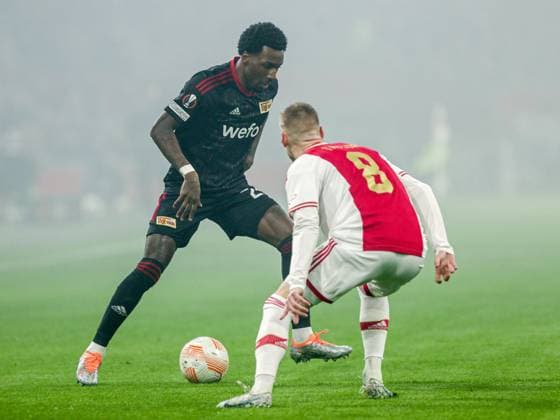 Sheraldo Becker (FC Union Berlin, 27) im Zweikampf gegen Kenneth Taylor (Ajax Amsterdam, 08), NL, Ajax Amsterdam vs FC Union Berlin, UEFA Europa League Play-Offs, Hinspiel, Spielzeit 2022 2023, 16.02.2023, NL, Ajax Amsterdam vs FC Union Berlin, UEFA Europa League Play-Offs, Hinspiel, Spielzeit 2022 2023, 16.02.2023, Foto: Eibner-Pressefoto Gabriel Boia Amsterdam Copyright: xEibner-Pressefoto GabrielxBoiax EP_EER