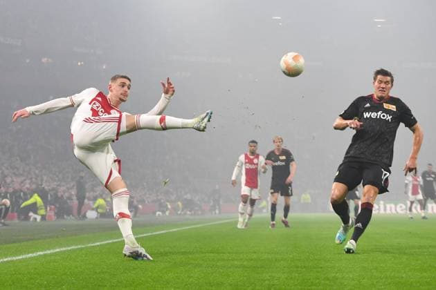 Sport Bilder des Tages Fussball, Herren, Saison 2022 2023, Europa League (Play-Offs zum Achtelfinale, Hinspiel), Ajax Amsterdam - 1. FC Union Berlin, v.l. Kenneth Taylor (Ajax Amsterdam) und Kevin Behrens (1. FC Union Berlin) im Zweikampf , 16.02. 2023, Copyright: xMatthiasxKochx