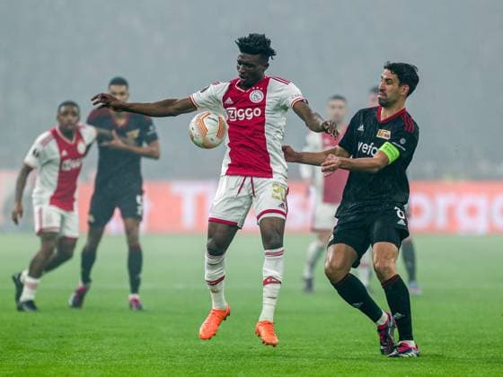 Mohammed Kudus (Ajax Amsterdam, 20) im Zweikampf gegen Rani Khedira (FC Union Berlin, 08), NL, Ajax Amsterdam vs FC Union Berlin, UEFA Europa League Play-Offs, Hinspiel, Spielzeit 2022 2023, 16.02.2023, NL, Ajax Amsterdam vs FC Union Berlin, UEFA Europa League Play-Offs, Hinspiel, Spielzeit 2022 2023, 16.02.2023, Foto: Eibner-Pressefoto Gabriel Boia Amsterdam Copyright: xEibner-Pressefoto GabrielxBoiax EP_EER