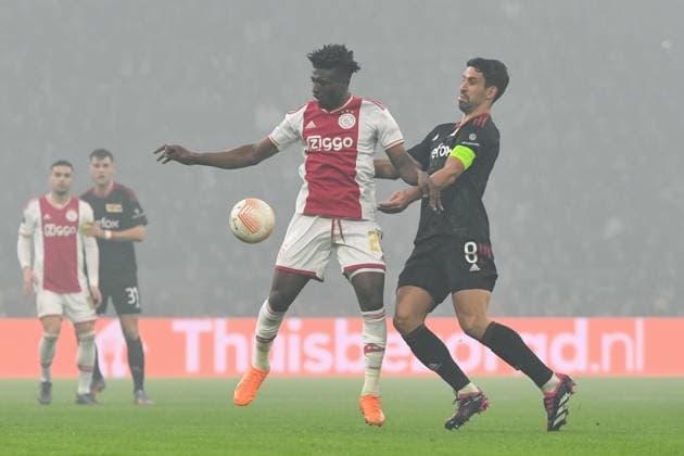 Fussball, Herren, Saison 2022 2023, Europa League (Play-Offs zum Achtelfinale, Hinspiel), Ajax Amsterdam - 1. FC Union Berlin, v.l. Mohammed Kudus (Ajax Amsterdam) und Rani Khedira (1. FC Union Berlin) im Zweikampf , 16.02. 2023, Copyright: xMatthiasxKochx