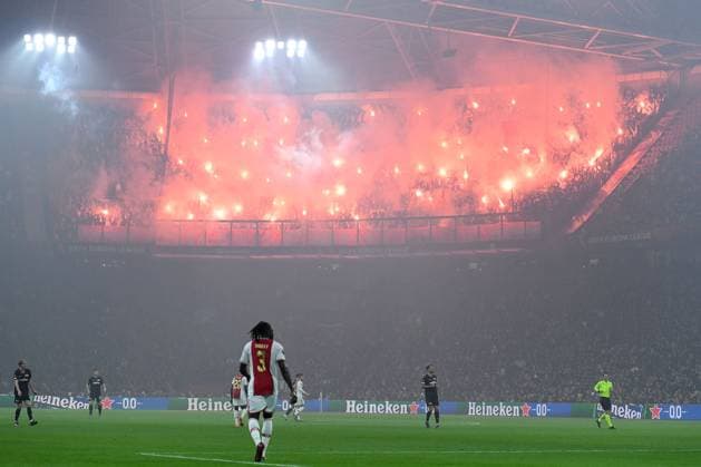 Fußball Europa League K.-o.-Runde-Play-off Ajax Amsterdam - 1. FC Union Berlin am 16.02.2023 in der Johan Cruijff ArenA in Amsterdam Fans 1. FC Union Berlin zünden Bengalos Pyro Pyrotechnik Leuchtkörper Rauchbomben im Fanblock