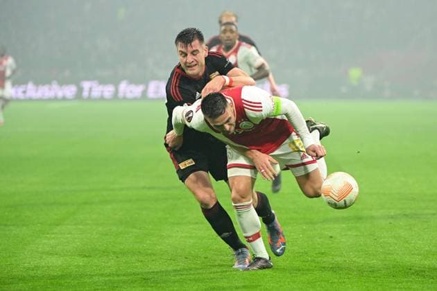 Fussball, Herren, Saison 2022 2023, Europa League (Play-Offs zum Achtelfinale, Hinspiel), Ajax Amsterdam - 1. FC Union Berlin, v. l. Robin Knoche (1. FC Union Berlin) und Dusan Tadic (Ajax Amsterdam) im Zweikampf , 16.02. 2023, Copyright: xMatthiasxKochx