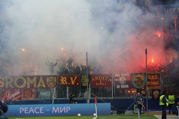 Salzburg, Österreich 16. Februar 2023: Europa League - 2022 2023 - RB Salzburg vs. AS Roma Im Bild: Die Fans aus Rom zünden im Fanblock Pyrotechnik. Stadion Salzburg Copyright: xFotostandx xWassmuthx