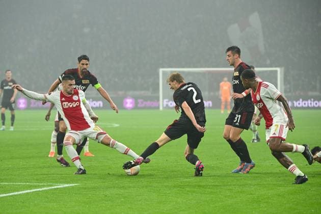Fussball, Herren, Saison 2022 2023, Europa League (Play-Offs zum Achtelfinale, Hinspiel), Ajax Amsterdam - 1. FC Union Berlin, v.l. Dusan Tadic (Ajax Amsterdam), Rani Khedira (1. FC Union Berlin), Morten Thorsby (1. FC Union Berlin), Robin Knoche (1. FC Union Berlin) und Steven Bergwijn (Ajax Amsterdam) im Zweikampf , 16.02. 2023, Copyright: xMatthiasxKochx