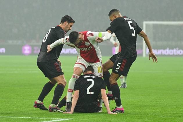 Fussball, Herren, Saison 2022 2023, Europa League (Play-Offs zum Achtelfinale, Hinspiel), Ajax Amsterdam - 1. FC Union Berlin, v.l. Rani Khedira (1. FC Union Berlin), Dusan Tadic (Ajax Amsterdam), Morten Thorsby (1. FC Union Berlin) und Danilho Doekhi (1. FC Union Berlin) im Zweikampf , 16.02. 2023, Copyright: xMatthiasxKochx