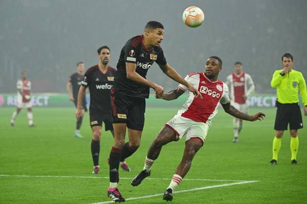 Fussball, Herren, Saison 2022 2023, Europa League (Play-Offs zum Achtelfinale, Hinspiel), Ajax Amsterdam - 1. FC Union Berlin, v.l. Danilho Doekhi (1. FC Union Berlin) und Steven Bergwijn (Ajax Amsterdam) im Zweikampf , 16.02. 2023, Copyright: xMatthiasxKochx
