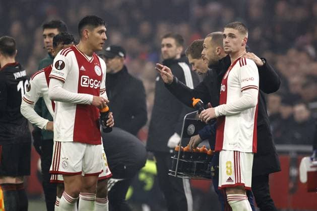 AMSTERDAM - (lr) Edson Alvarez of Ajax, Ajax coach John Heitinga, Kenneth Taylor of Ajax during the UEFA Europa league play-off match between Ajax Amsterdam and FC Union Berlin at Johan Cruijff ArenA on February 16, 2023 in Amsterdam, Netherlands. ANP MAURICE VAN STONE AFC Ajax Amsterdam v 1. FC Union Berlin: Knockout Round Play-Off Leg One - UEFA Europa League 2022 2023 xVIxANPxSportx xxANPxIVx 462934738 originalFilename: 462934738.jpg