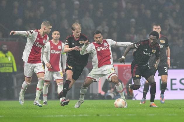 Fussball, Herren, Saison 2022 2023, Europa League (Play-Offs zum Achtelfinale, Hinspiel), Ajax Amsterdam - 1. FC Union Berlin, v.l. Kenneth Taylor (Ajax Amsterdam), Morten Thorsby (1. FC Union Berlin), Owen Wijndal (Ajax Amsterdam) und Sheraldo Becker (1. FC Union Berlin) im Zweikampf , 16.02. 2023, Copyright: xMatthiasxKochx