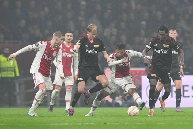 Fussball, Herren, Saison 2022 2023, Europa League (Play-Offs zum Achtelfinale, Hinspiel), Ajax Amsterdam - 1. FC Union Berlin, v.l. Kenneth Taylor (Ajax Amsterdam), Morten Thorsby (1. FC Union Berlin), Owen Wijndal (Ajax Amsterdam) und Sheraldo Becker (1. FC Union Berlin) im Zweikampf , 16.02. 2023, Copyright: xMatthiasxKochx