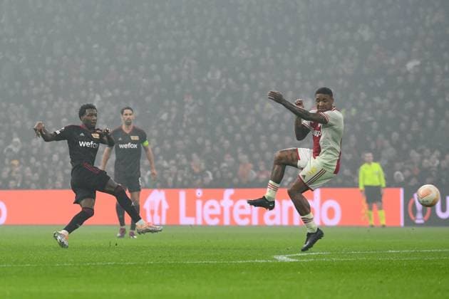 Fussball, Herren, Saison 2022 2023, Europa League (Play-Offs zum Achtelfinale, Hinspiel), Ajax Amsterdam - 1. FC Union Berlin, v.l. Sheraldo Becker (1. FC Union Berlin) und Steven Bergwijn (Ajax Amsterdam) im Zweikampf , 16.02. 2023, Copyright: xMatthiasxKochx