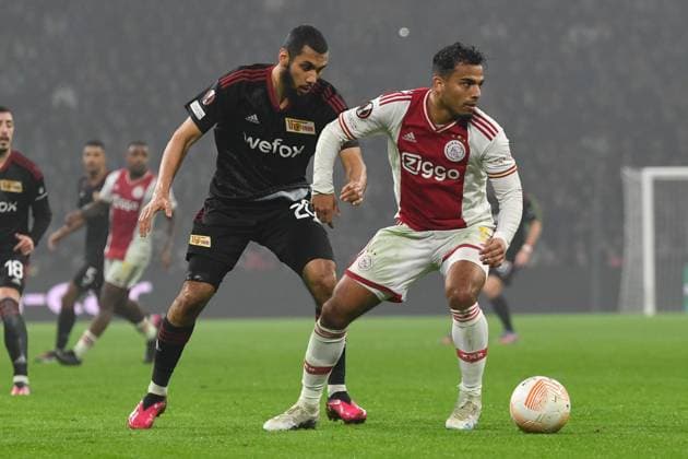 Fussball, Herren, Saison 2022 2023, Europa League (Play-Offs zum Achtelfinale, Hinspiel), Ajax Amsterdam - 1. FC Union Berlin, v.l. Aissa Laidouni (1. FC Union Berlin) und Owen Wijndal (Ajax Amsterdam) im Zweikampf , 16.02. 2023, Copyright: xMatthiasxKochx