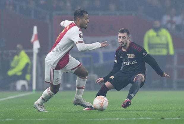 Fußball Europa League K.-o.-Runde-Play-off Ajax Amsterdam - 1. FC Union Berlin am 16.02.2023 in der Johan Cruijff ArenA in Amsterdam Owen Wijndal ( Amsterdam ), links - Josip Juranovic ( Berlin ), rechts