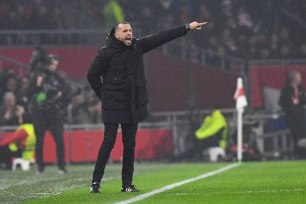 Fussball, Herren, Saison 2022 2023, Europa League (Play-Offs zum Achtelfinale, Hinspiel), Ajax Amsterdam - 1. FC Union Berlin, Head coach John Heitinga (Ajax Amsterdam) gestikuliert , 16.02. 2023, Copyright: xMatthiasxKochx