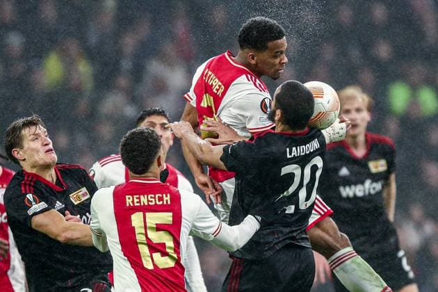 Jurrien Timber (Ajax Amsterdam, 02) im Zweikampf gegen Aissa Laidouni (FC Union Berlin, 20), NL, Ajax Amsterdam vs FC Union Berlin, UEFA Europa League Play-Offs, Hinspiel, Spielzeit 2022 2023, 16.02.2023, NL, Ajax Amsterdam vs FC Union Berlin, UEFA Europa League Play-Offs, Hinspiel, Spielzeit 2022 2023, 16.02.2023, Foto: Eibner-Pressefoto Gabriel Boia Amsterdam Copyright: xEibner-Pressefoto GabrielxBoiax EP_EER