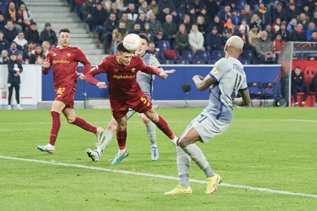 Salzburg, Österreich 16. Februar 2023: Europa League - 2022 2023 - RB Salzburg vs. AS Roma Im Bild: Strafraumszene, Roger Ibazez (AS Roma) klärt per Kopfball vor Luka Sucic (FC Salzburg) und Fernando (FC Salzburg), Stadion Salzburg Copyright: xFotostandx xWassmuthx
