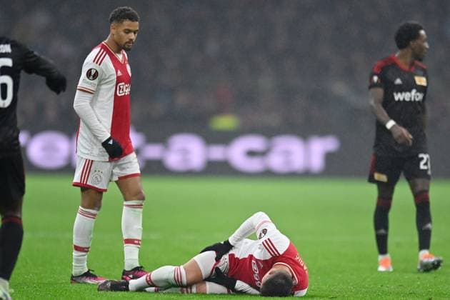 AMSTERDAM, 16-02-2023 , JohanCruyff Arena, season 2022 2023 , Europa League match between Ajax and Union Berlin, Ajax player Dusan Tadic injured during the match Ajax - Union Berlin Ajax - Union Berlin  x19917803x Copyright: