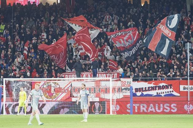 Salzburg, Österreich 16. Februar 2023: Europa League - 2022 2023 - RB Salzburg vs. AS Roma Im Bild: Salzburgfans in der Fankurve mit Fahnen Stadion Salzburg Copyright: xFotostandx xWassmuthx