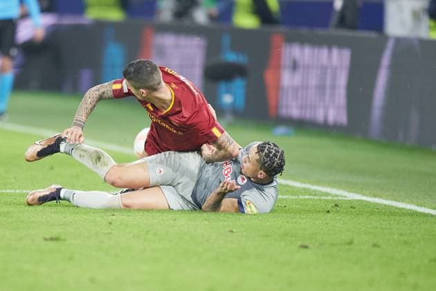 Salzburg, Österreich 16. Februar 2023: Europa League - 2022 2023 - RB Salzburg vs. AS Roma Im Bild: v. li. im Zweikampf Gianluca Mancini (AS Roma) und Noah Okafor (FC Salzburg), Stadion Salzburg Copyright: xFotostandx xWassmuthx