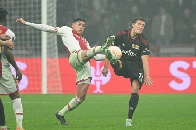 Fussball, Herren, Saison 2022 2023, Europa League (Play-Offs zum Achtelfinale, Hinspiel), Ajax Amsterdam - 1. FC Union Berlin, v.l. Edson Alvarez (Ajax Amsterdam) und Kevin Behrens (1. FC Union Berlin) im Zweikampf , 16.02. 2023, Copyright: xMatthiasxKochx