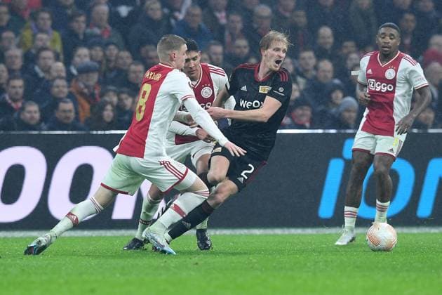 Fußball Europa League K.-o.-Runde-Play-off Ajax Amsterdam - 1. FC Union Berlin am 16.02.2023 in der Johan Cruijff ArenA in Amsterdam Kenneth Taylor ( Amsterdam ), links - Morten Thorsby ( Berlin ), rechts