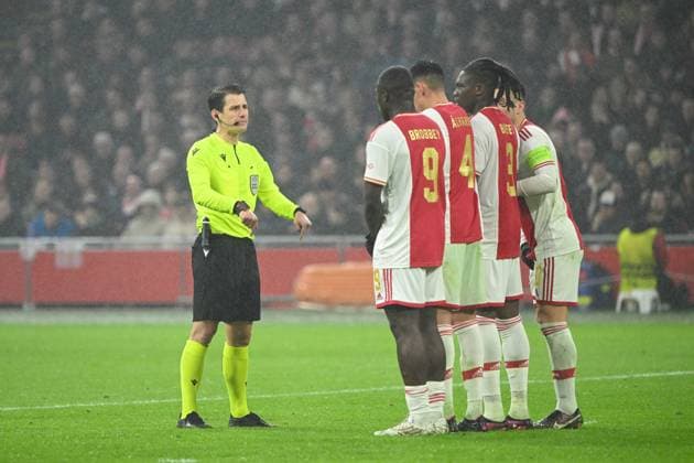 Fussball, Herren, Saison 2022 2023, Europa League (Play-Offs zum Achtelfinale, Hinspiel), Ajax Amsterdam - 1. FC Union Berlin, v.l. Schiedsrichter Halil Umut Meler, Brian Brobbey (Ajax Amsterdam), Edson Alvarez (Ajax Amsterdam), Calvin Bassey (Ajax Amsterdam) und Dusan Tadic (Ajax Amsterdam) , 16.02. 2023, Copyright: xMatthiasxKochx
