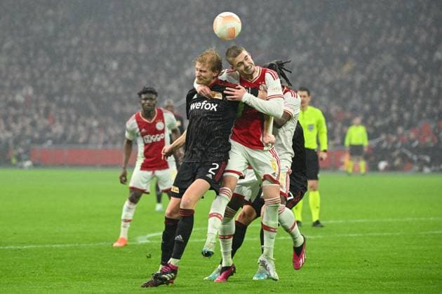 Fussball, Herren, Saison 2022 2023, Europa League (Play-Offs zum Achtelfinale, Hinspiel), Ajax Amsterdam - 1. FC Union Berlin, v.l. Morten Thorsby (1. FC Union Berlin) und Kenneth Taylor (Ajax Amsterdam) im Zweikampf , 16.02. 2023, Copyright: xMatthiasxKochx