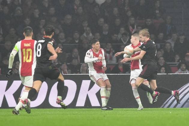 Fussball, Herren, Saison 2022 2023, Europa League (Play-Offs zum Achtelfinale, Hinspiel), Ajax Amsterdam - 1. FC Union Berlin, Morten Thorsby (1. FC Union Berlin), rechts erzielt das Tor zum 0:1 wird aber durch den VAR aufgrund eines Handspiels aberkannt , 16.02. 2023, Copyright: xMatthiasxKochx