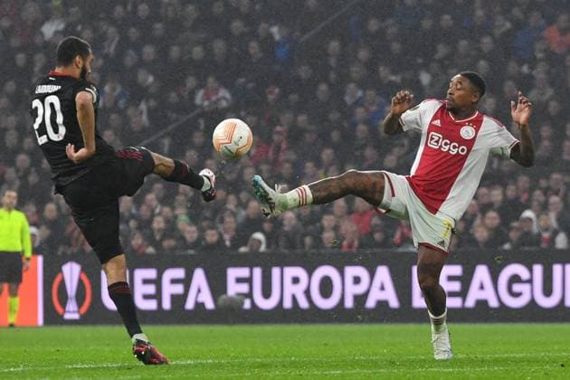 Fussball, Herren, Saison 2022 2023, Europa League (Play-Offs zum Achtelfinale, Hinspiel), Ajax Amsterdam - 1. FC Union Berlin, v.l. Aissa Laidouni (1. FC Union Berlin) und Steven Bergwijn (Ajax Amsterdam) im Zweikampf , 16.02. 2023, Copyright: xMatthiasxKochx
