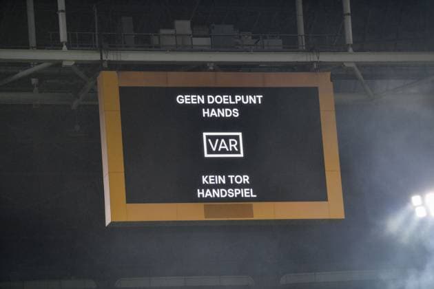 Sport Bilder des Tages Fussball, Herren, Saison 2022 2023, Europa League (Play-Offs zum Achtelfinale, Hinspiel), Ajax Amsterdam - 1. FC Union Berlin, Anzeigetafel, Morten Thorsby (1. FC Union Berlin) erzielt das Tor zum 0:1 wird aber durch den VAR aufgrund eines Handspiels aberkannt , 16.02. 2023, Copyright: xMatthiasxKochx