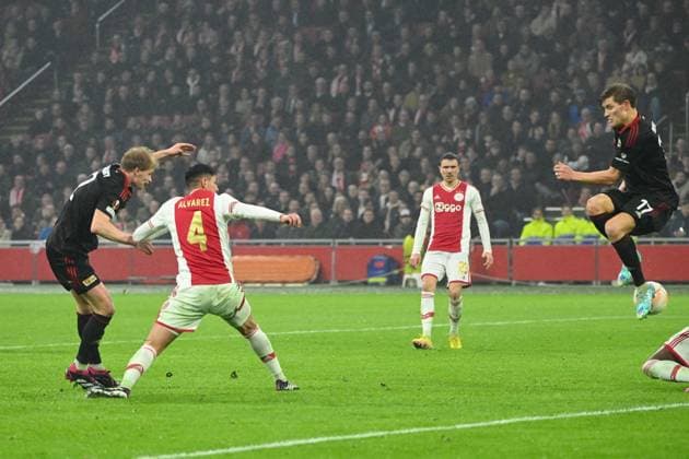 Fussball, Herren, Saison 2022 2023, Europa League (Play-Offs zum Achtelfinale, Hinspiel), Ajax Amsterdam - 1. FC Union Berlin, Morten Thorsby (1. FC Union Berlin), links erzielt das Tor zum 0:1 wird aber durch den VAR aufgrund eines Handspiels aberkannt , 16.02. 2023, Copyright: xMatthiasxKochx