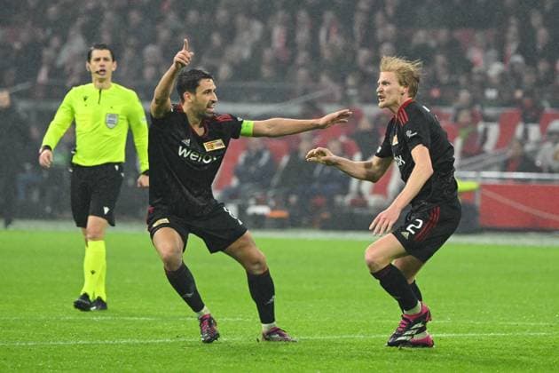 Sport Bilder des Tages Fussball, Herren, Saison 2022 2023, Europa League (Play-Offs zum Achtelfinale, Hinspiel), Ajax Amsterdam - 1. FC Union Berlin, v.l. Rani Khedira (1. FC Union Berlin) und Morten Thorsby (1. FC Union Berlin) Torjubel zum 0;1, wurde wegen Handspiel aberkannt , 16.02. 2023, Copyright: xMatthiasxKochx