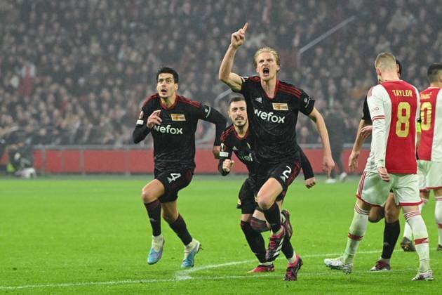 Fussball, Herren, Saison 2022 2023, Europa League (Play-Offs zum Achtelfinale, Hinspiel), Ajax Amsterdam - 1. FC Union Berlin, v.l. Diogo Leite (1. FC Union Berlin), Josip Juranovic (1. FC Union Berlin) und Morten Thorsby (1. FC Union Berlin) Torjubel zum 0;1, wurde wegen Handspiel aberkannt , 16.02. 2023, Copyright: xMatthiasxKochx