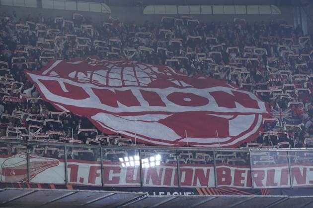 Fußball Europa League K.-o.-Runde-Play-off Ajax Amsterdam - 1. FC Union Berlin am 16.02.2023 in der Johan Cruijff ArenA in Amsterdam Choreografie im Berliner Fanblock