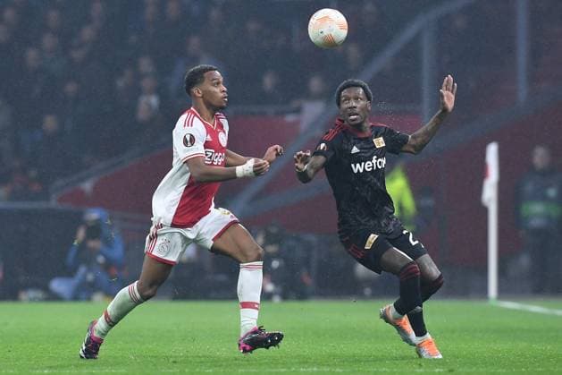 Fußball Europa League K.-o.-Runde-Play-off Ajax Amsterdam - 1. FC Union Berlin am 16.02.2023 in der Johan Cruijff ArenA in Amsterdam Jurrien Timber ( Amsterdam ), links - Sheraldo Becker ( Berlin ), rechts