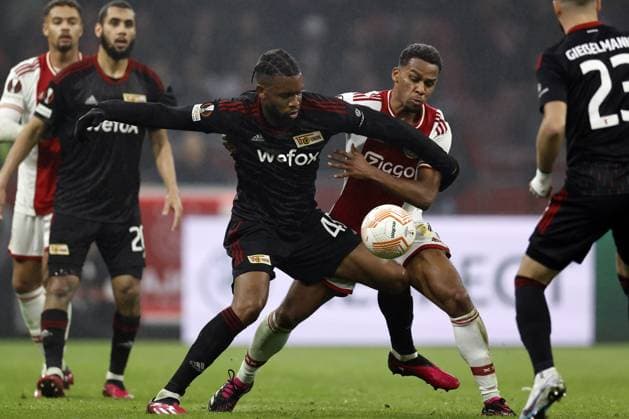 AMSTERDAM - (l-r) Jordan Siebatcheu of 1. FC Union Berlin, Jurrien Timber of Ajax during the UEFA Europa league play-off match between Ajax Amsterdam and FC Union Berlin at Johan Cruijff ArenA on February 16, 2023 in Amsterdam, Netherlands. ANP MAURICE VAN STONE AFC Ajax Amsterdam v 1. FC Union Berlin: Knockout Round Play-Off Leg One - UEFA Europa League 2022 2023 xVIxANPxSportx xxANPxIVx 462939472 originalFilename: 462939472.jpg
