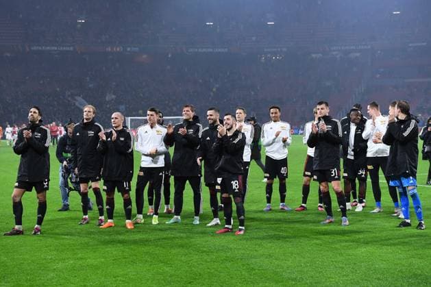 Fußball Europa League K.-o.-Runde-Play-off Ajax Amsterdam - 1. FC Union Berlin am 16.02.2023 in der Johan Cruijff ArenA in Amsterdam Berliner Spieler feiern mit ihren Fans