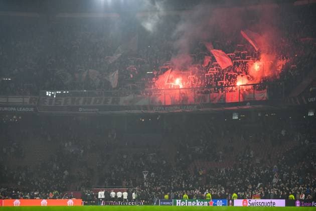 Fussball, Herren, Saison 2022 2023, Europa League (Play-Offs zum Achtelfinale, Hinspiel), Ajax Amsterdam - 1. FC Union Berlin, Spieler des 1. FC Union Berlin nach dem Spiel bei den Fans , 16.02. 2023, Copyright: xMatthiasxKochx