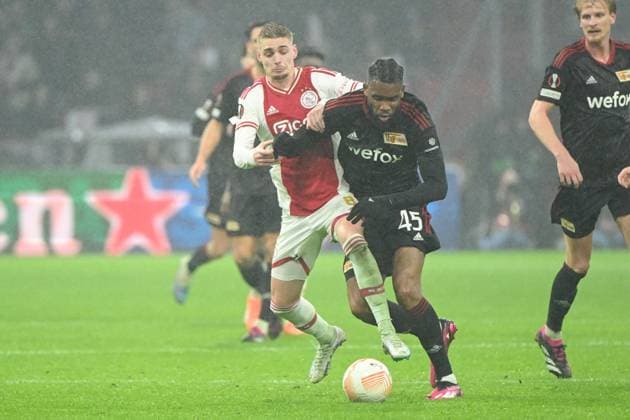 Fussball, Herren, Saison 2022 2023, Europa League (Play-Offs zum Achtelfinale, Hinspiel), Ajax Amsterdam - 1. FC Union Berlin, v.l. Kenneth Taylor (Ajax Amsterdam) und Jordan Siebatcheu (1. FC Union Berlin) im Zweikampf , 16.02. 2023, Copyright: xMatthiasxKochx