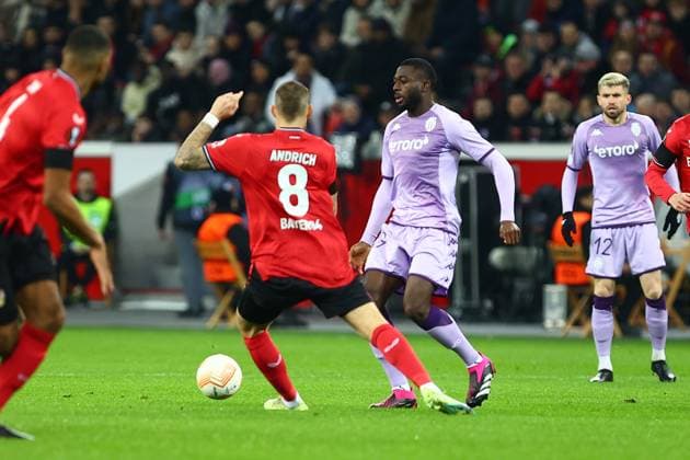 Robert Andrich (Bayer 04 Leverkusen) gegen Youssouf Fofana (AS Monaco) Bayer 04 Leverkusen vs. AS Monaco, Fussball, UEFA Europa League, K.O Round Play-Off Hinspiel, Spielzeit 2022 2023, 16.02.2023 Leverkusen Nordrhein-Westfalen Deutschland